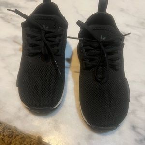 Adidas toddler tennis shoes size 8